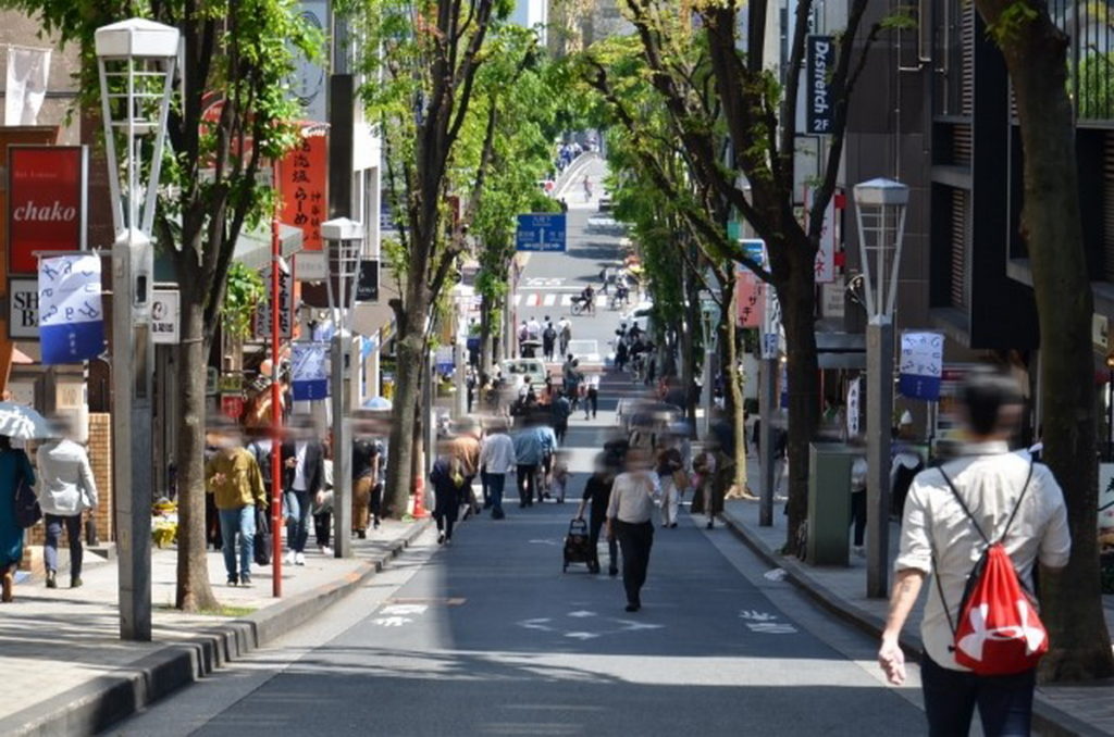 位於新宿區的神樂坂是個以坂道而著稱的地區，此區域內擁有多達60多處的坂道。