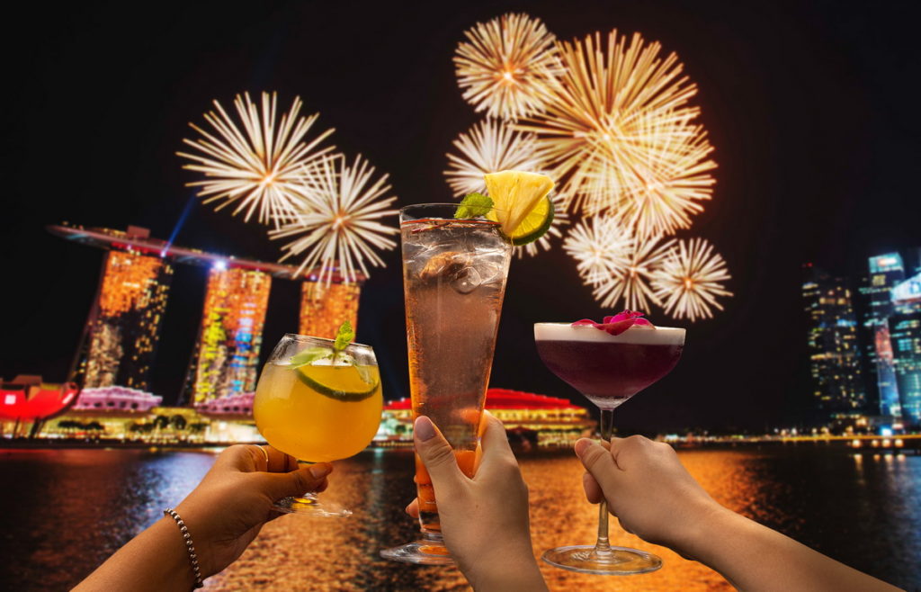 濱海灣金沙以魚尾獅的冒險精神為靈感，再結合當地的蒸餾酒和花卉植物，推出限定版飲品。圖片來源：新加坡旅遊局