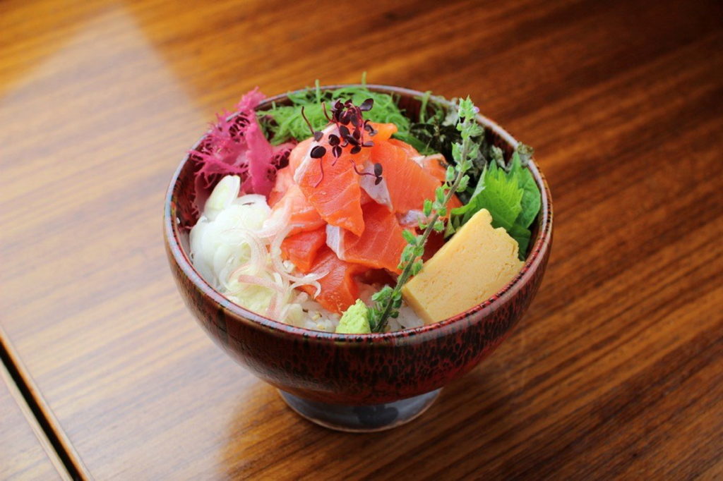 「信州鮭魚丼（信州サーモン丼）」使用成長於長野縣山間清流的信州鮭魚，特色是入口即化且無土味。（圖片來源：Ⓒ熊DA）
