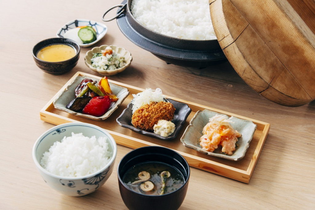 每道定食皆使用以羽釜煮飯鍋所炊製而成的米飯，口感蓬鬆且粒粒Ｑ彈 。（圖片來源：ⒸAKOMEYA TOKYO）