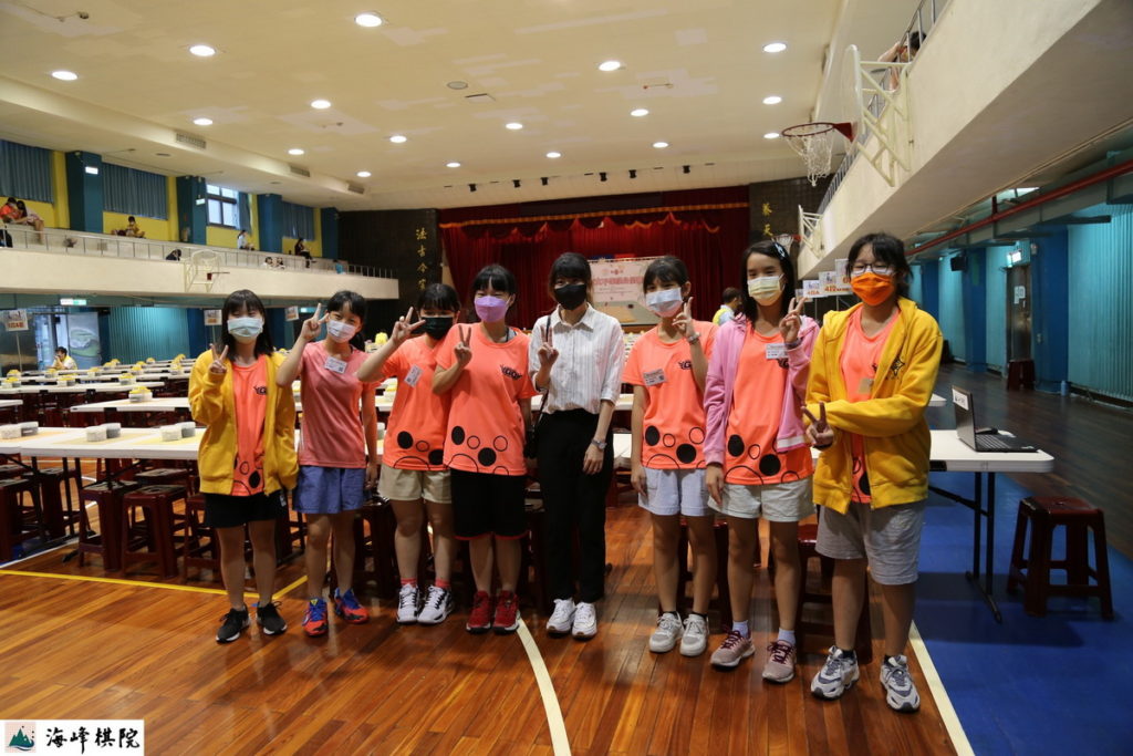 大安國中圍棋專班選手和楊子萱女子最強合照留念