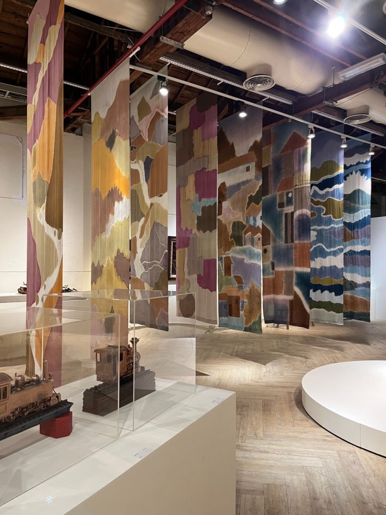 展場使用24幅植物染掛飾均佈在空間，結合時序與金木水火土五行概念。