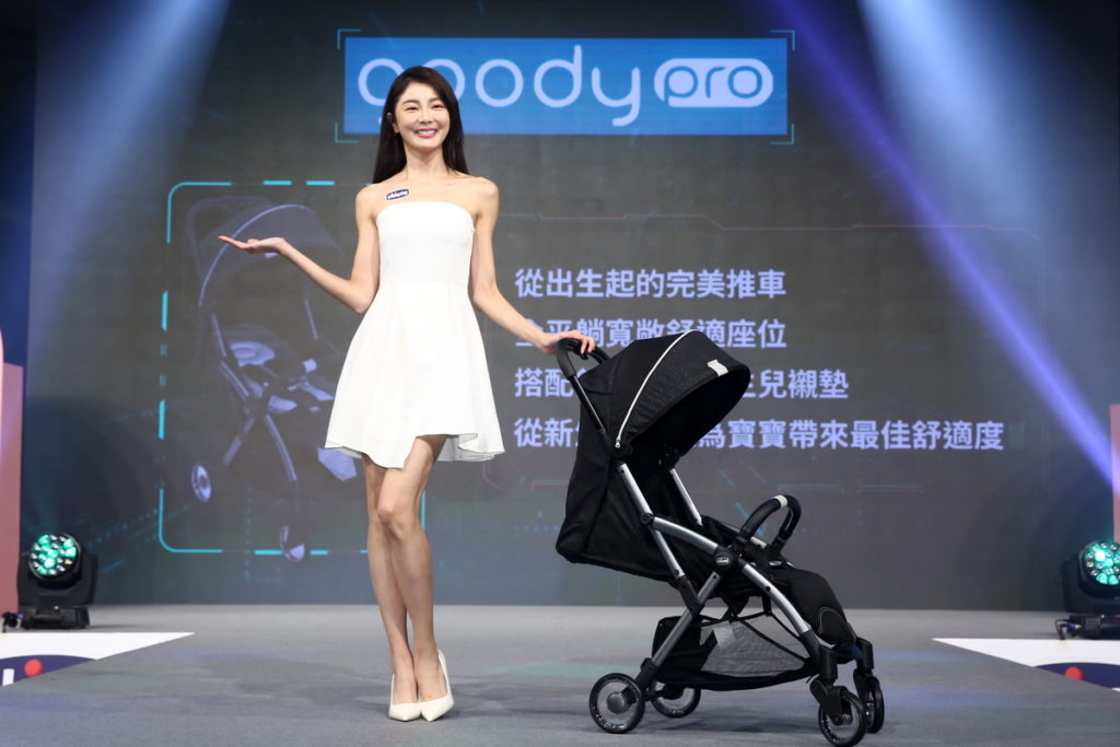 推車系列的Goody Pro，配有柔軟透氣的頭部固定枕外，收車再進化秒收等級，就算抱著寶貝，不須彎腰，也能單手快速收摺，就像變魔術一樣！(照片來源_Chicco)