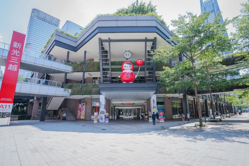 新光三越A11北大門展出高達五米的PUCKY浮空氣球，吸引不少民眾進入一探究竟。
