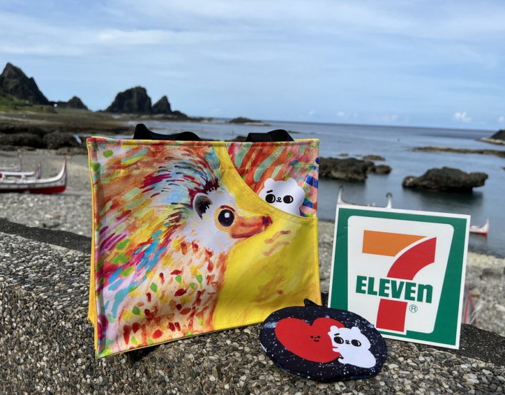 蘭嶼地區門市也販售7-ELEVEN與社福團體、社企共同開發、使用回收寶特瓶製成的環保提袋及掛包商品，鼓勵觀光客和居民自備購物袋。