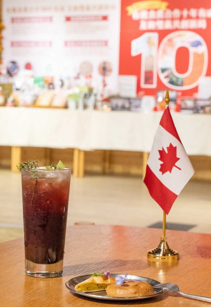 里仁今年特別引進加拿大無麩質的有機鷹嘴豆粉與有機藜麥粉，並邀請Plants餐廳主廚開發兩款美味點心，並復刻藍莓西西里咖啡，廣獲好評