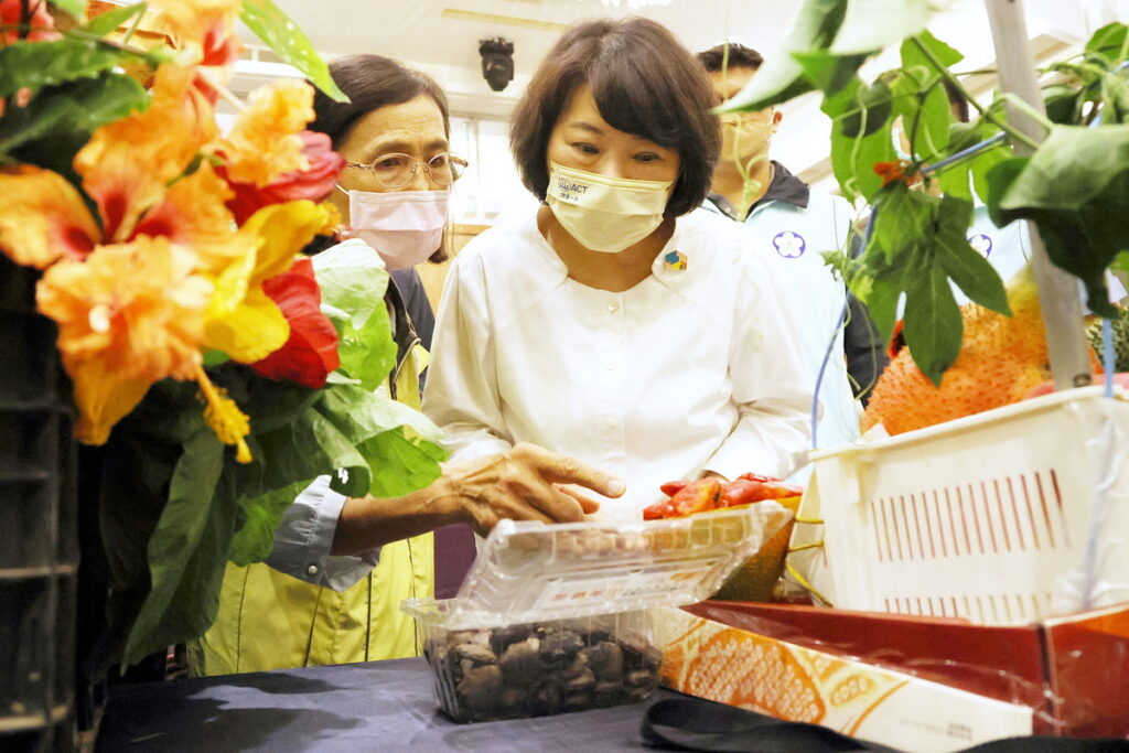 市長欣賞各式作品