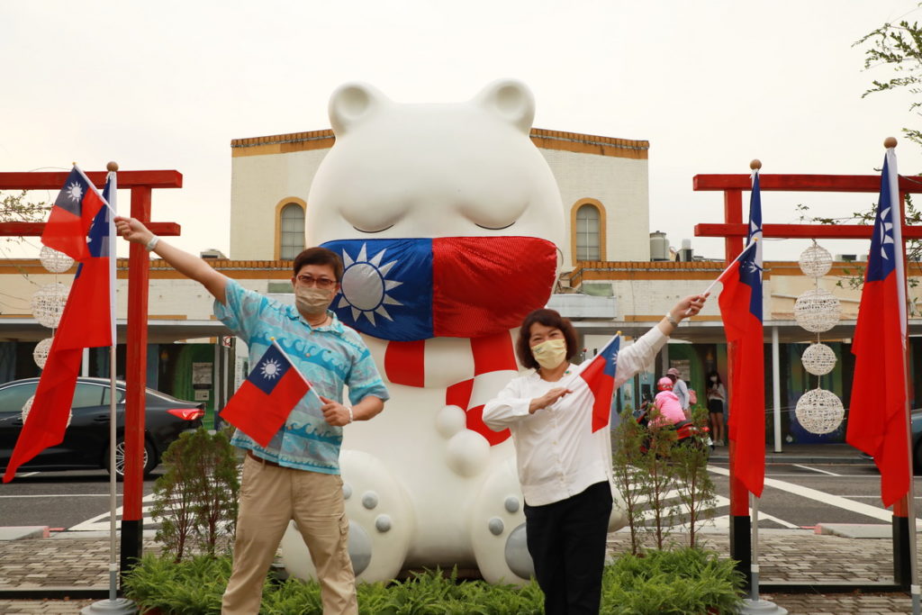 市長與設計師莊信棠和國旗口罩大白熊合影