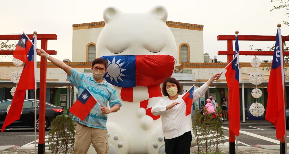 市長與設計師莊信棠和國旗口罩大白熊合影