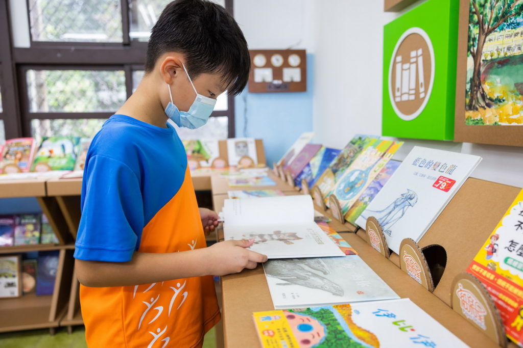 .7-ELEVEN同步規畫空間資源，投入台南地區超過20位夥伴協助裝修工程及清運設施，關係企業更提供100本書籍作為紙圖書館首批藏書，共同造就100%回收永續紙材的紙圖書館。