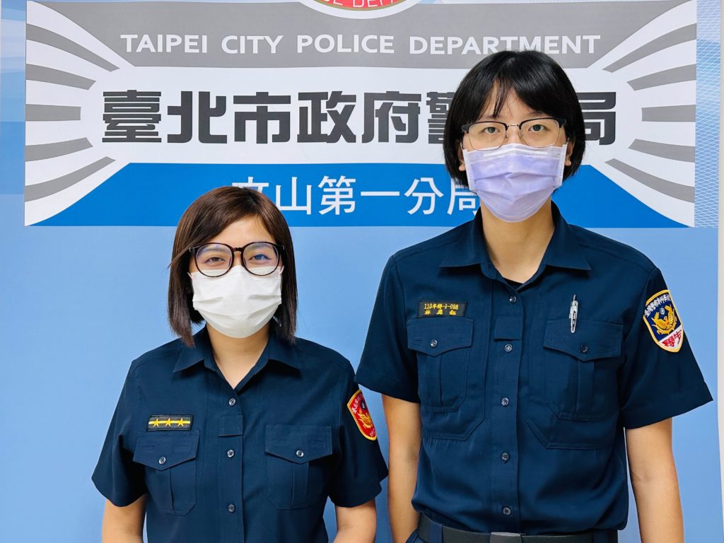 警員李婕如（左）、實習生林庭鈺（右）