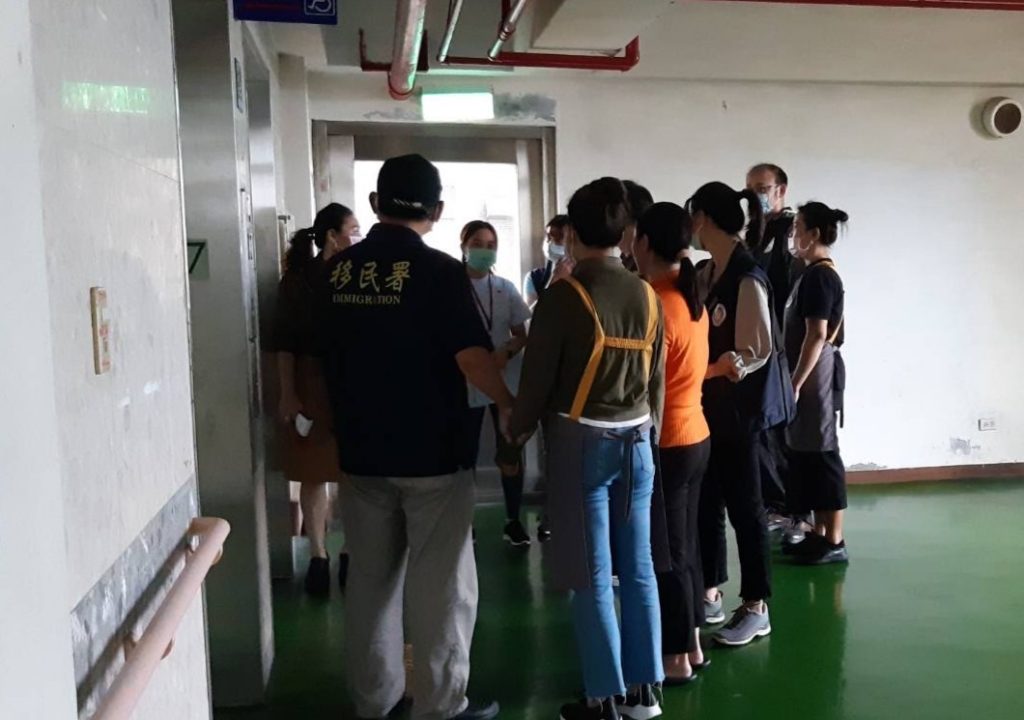 將查獲對象帶往非法工作地點,追查非法雇主。