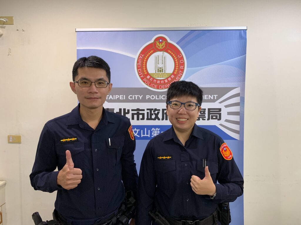 警員羅量尹（左）、警員方心（右）