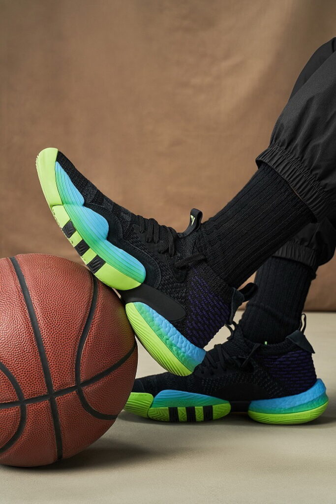 adidas Trae 2第二代簽名籃球鞋也備受關注，此款保留初代的雙中底科技Lightstrike + Boost，中足部份搭載上TORSION 支撐框架，能防止側翻及抗扭轉，兼具緩震及回彈性能。