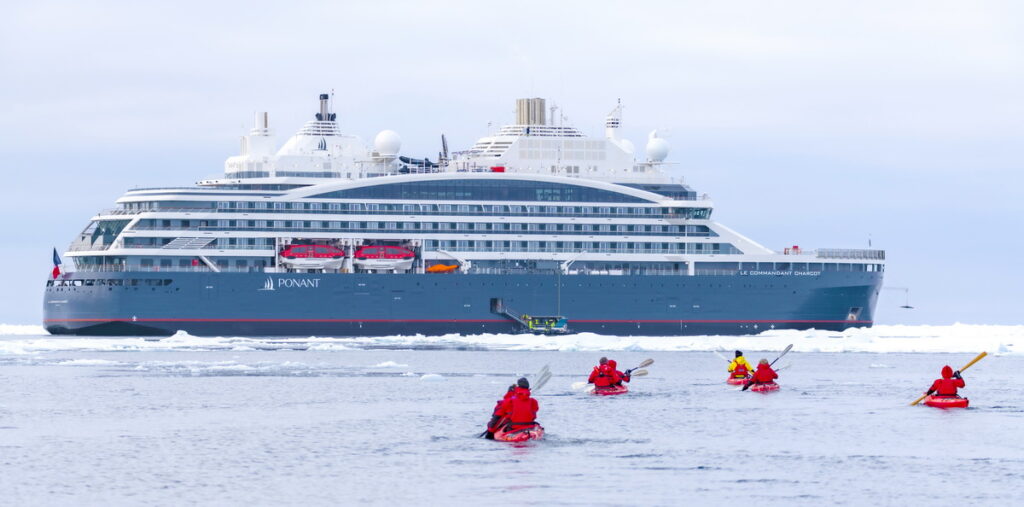 龐洛郵輪 指揮官夏古號正北極參與世界之巔的破冰船之旅
