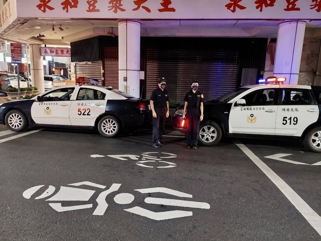 臺北市保大員警執行交通指揮疏導、各管制點指引車輛等勤務，各項維安工作務必做到滴水不漏。