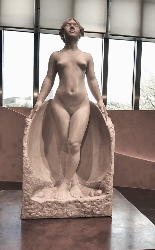 黃土水（1895-1930）的雕塑作品﹤甘露水﹥原作展示國美館大廳。（圖/陳惠玲攝影）
