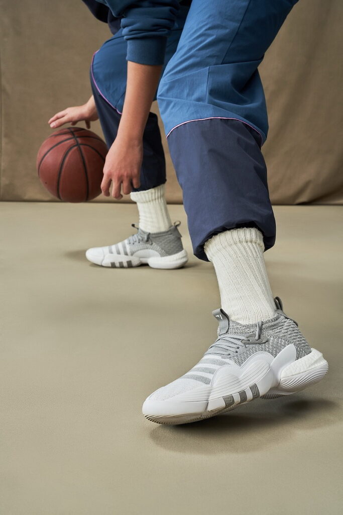 .而與上一代最大的不同之處，在於腳踝部分的襪套式設計，提升整體腳感貼合度，無論是進攻的變速後進，亦或是橫移步伐，都能展現其高度靈活