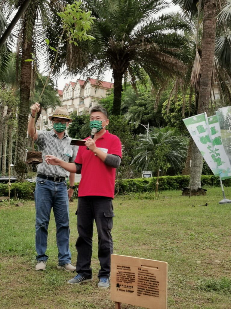 綠色冀泉社企現場教導如何種下珍貴且值得紀念的牛樟樹