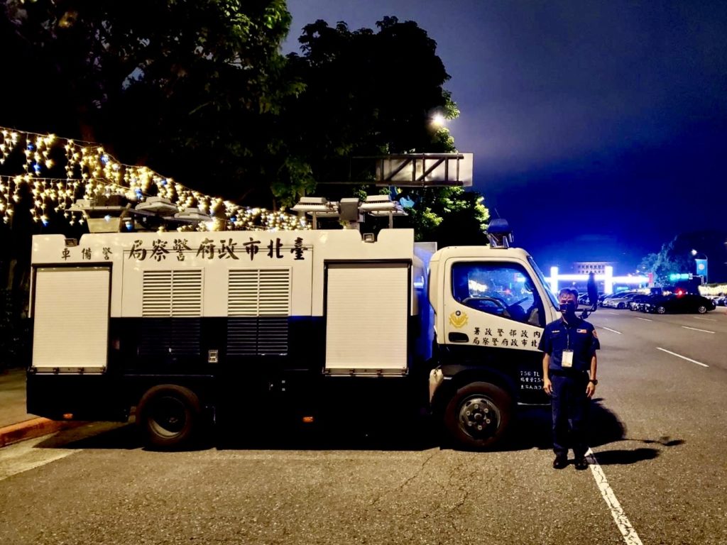 臺北市保大員警執行場地檢查監控等勤務，各項維安工作務必做到滴水不漏。