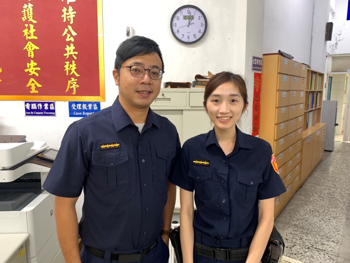 大湖派出所副所長黃梓翔(左)及警員胡雅婷(右)