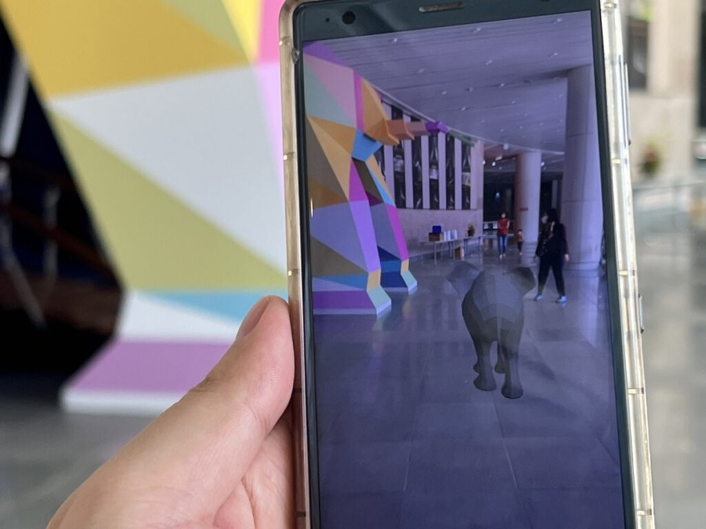 「藝境•異遇」_透過AR科技讓小象與觀眾互動，並帶領走進科博館展場。（圖/東海大學提供）