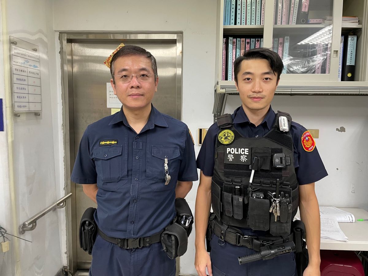 康樂派出所警員林俊宏(左)、孫兆華(右)
