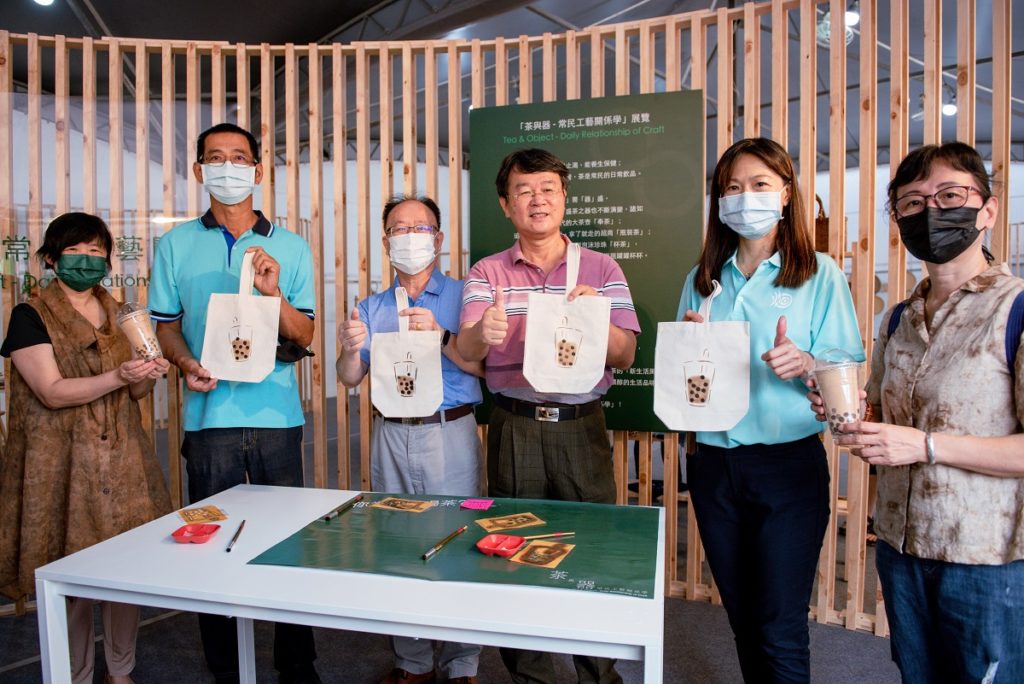 (左3）工藝中心副主任江瑞燐與水保局長李鎮洋(左4)共同體驗珍珠奶茶之柿汁刷染活動。（圖/工藝中心提供）