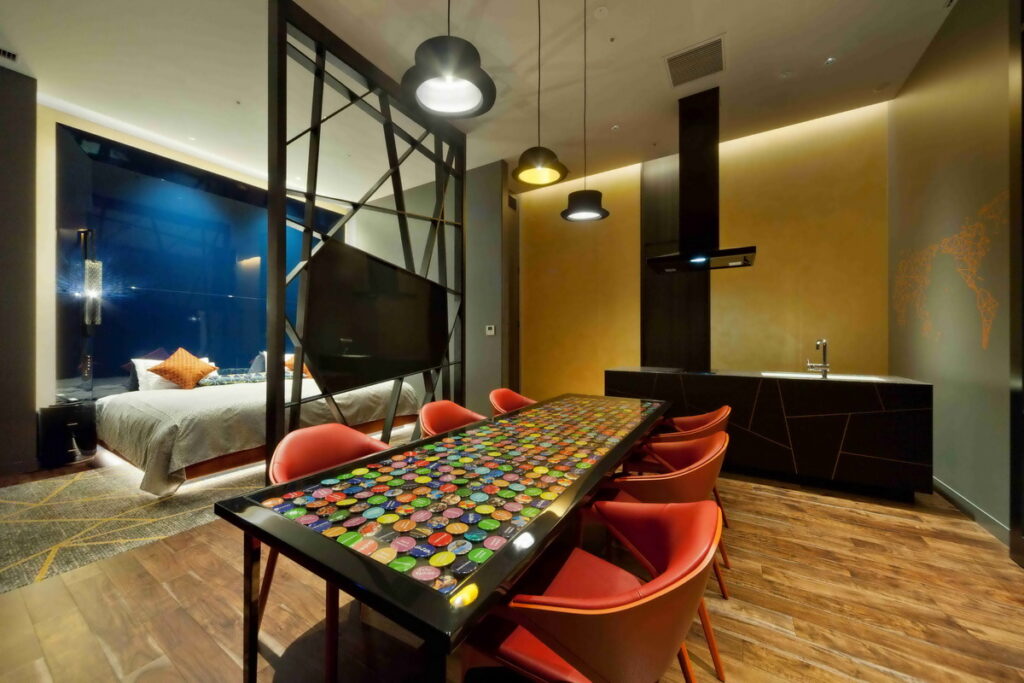 「大阪」「Osaka Excel Hotel Tokyu」將大阪的朝氣蓬勃打造成充滿玩心的客房。(圖片由Booking.com提供)