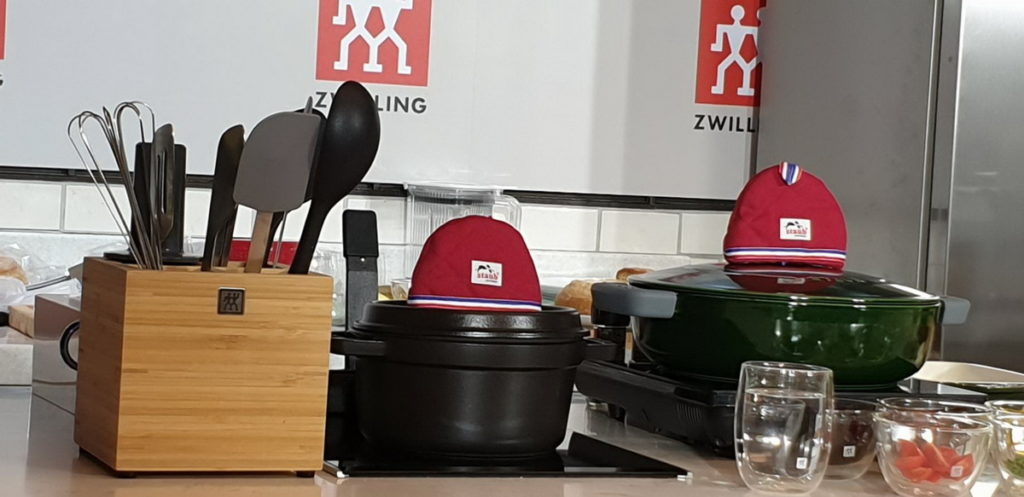 購買Staub鑄鐵鍋正品滿4000元再送隔熱帽2件組。各種優惠數量有限