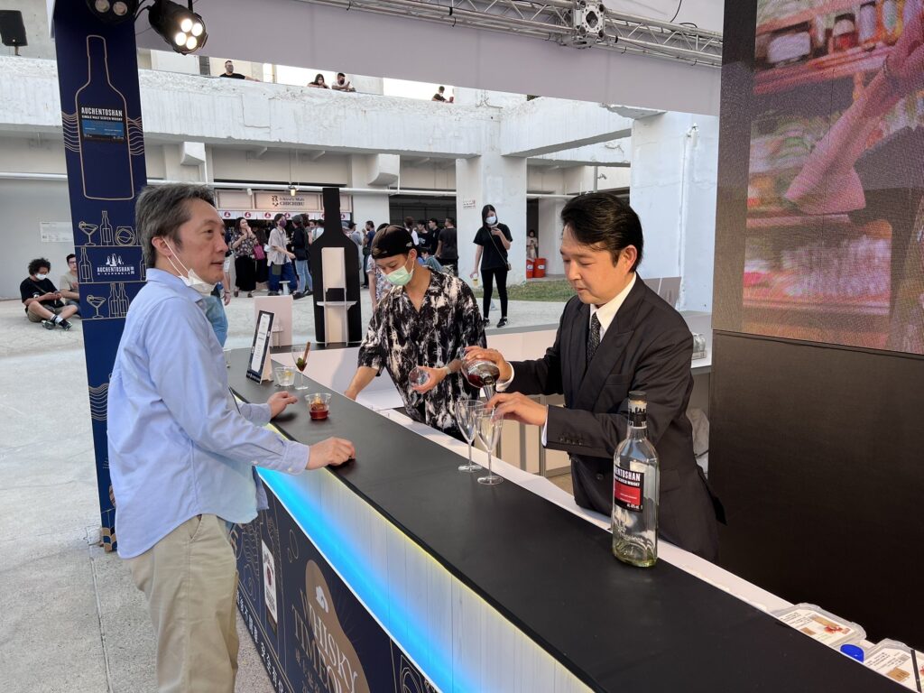 五位日本國際調酒師現場表演，圖右為日本調酒大師鈴木隆行