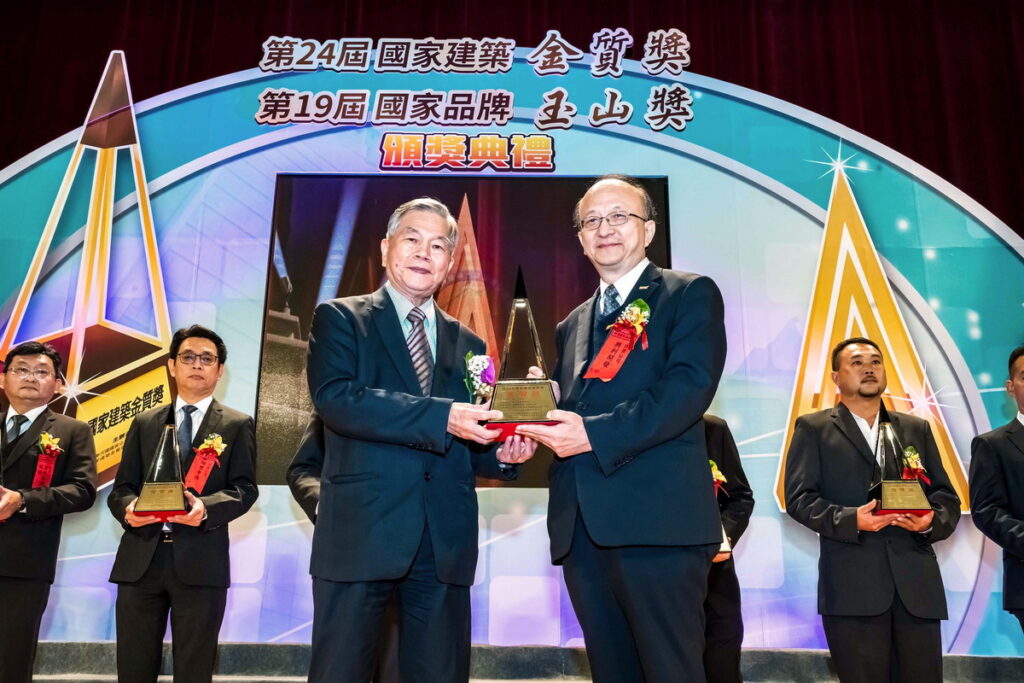 中鼎集團智能事業群吳國安執行長,接受行政院副院長沈榮津頒獎表揚。