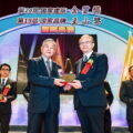 中鼎集團智能事業群吳國安執行長，接受行政院副院長沈榮津頒獎表揚。
