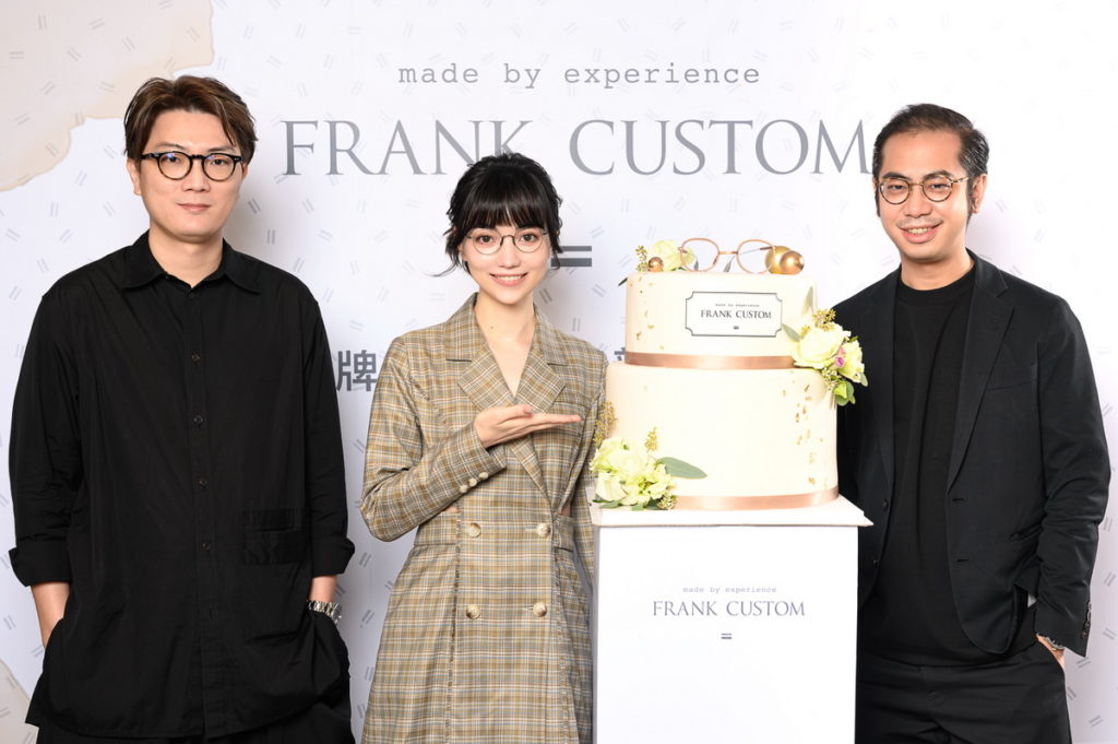 FRANK CUSTOM推出全新系列眼鏡，邀請圍棋女神黑嘉嘉擔任台灣首位代言人。（由畫面左至右為：有橙國際負責人River、黑嘉嘉、有橙國際品牌經理Steven）