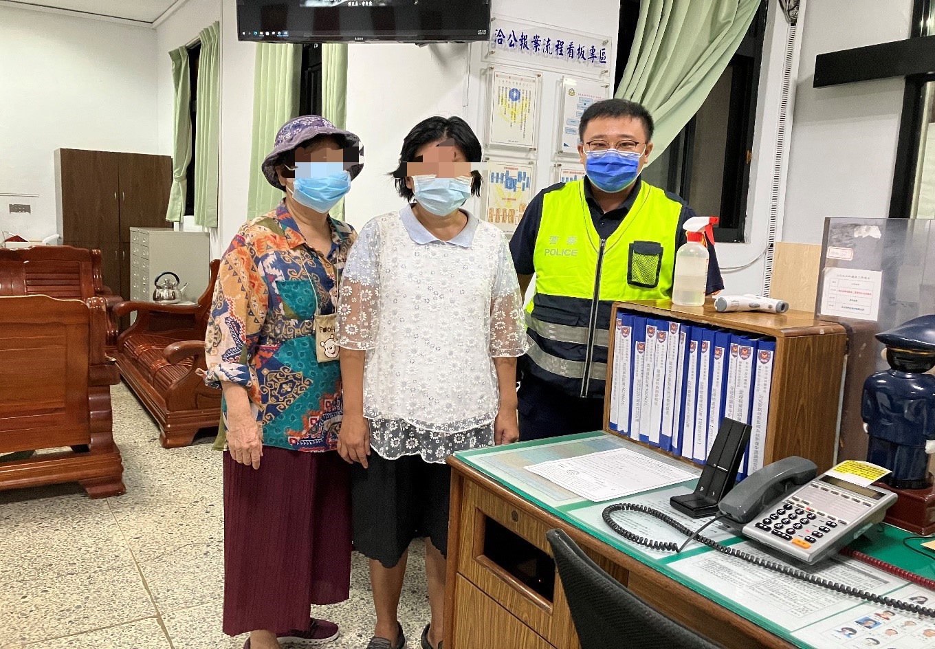 樹林分局山佳派出所警員李彥宏、張育齊日前執行巡邏勤務時，發現一名年約50歲中年女子，該名女子向警方表示：「他不知道怎麼回家」。