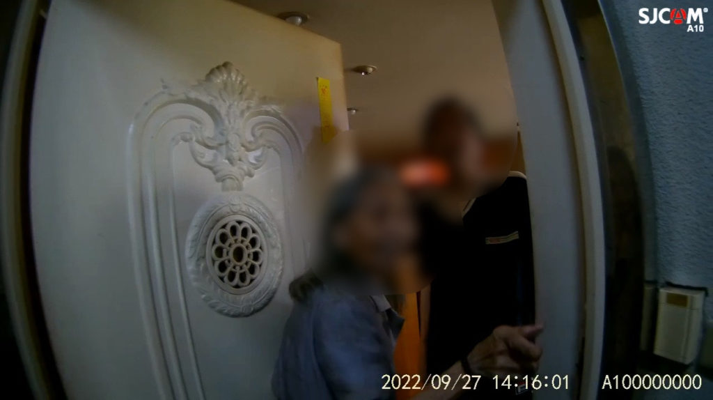 警方將老嫗平安送回住家與家人團聚,其兒子相當感謝警方熱心協助