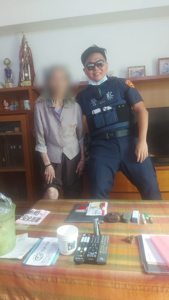 老嫗欣喜與林員合影