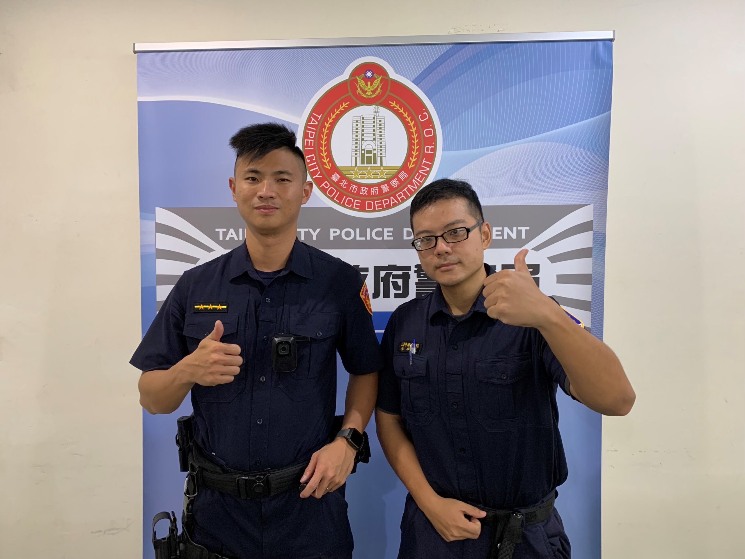 警員李易軒（左）、右實習生張相果（右）