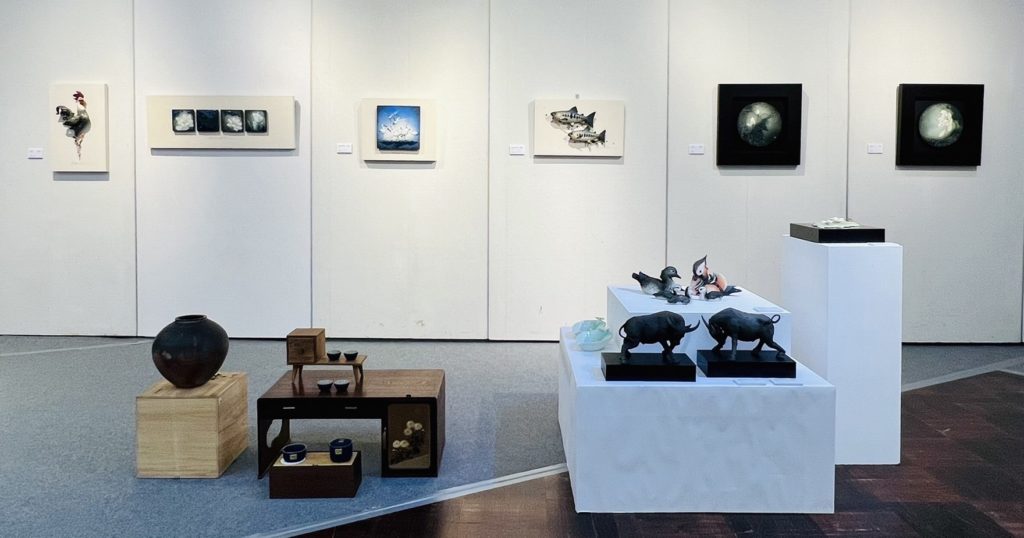 多次獲得國家工藝獎的陶藝大師李國欽，特別提供了 11件永續國寶系列作品參展，展出以來獲得非常大的迴響