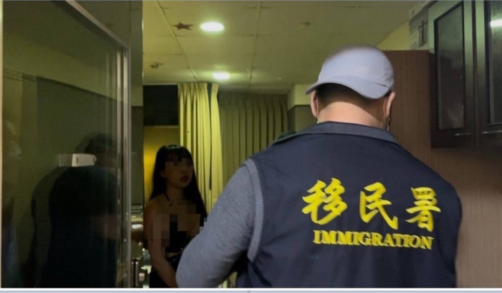 基隆市專勤隊查獲正要開門接客之越南籍逾期微女。