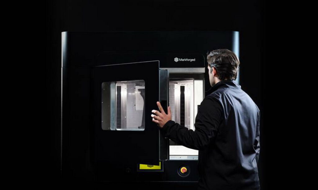 Markforged FX 20 3D列印機，可列印航太、汽車、大型機械零件，高速、高強度，獲得全球產、學界的採用。)