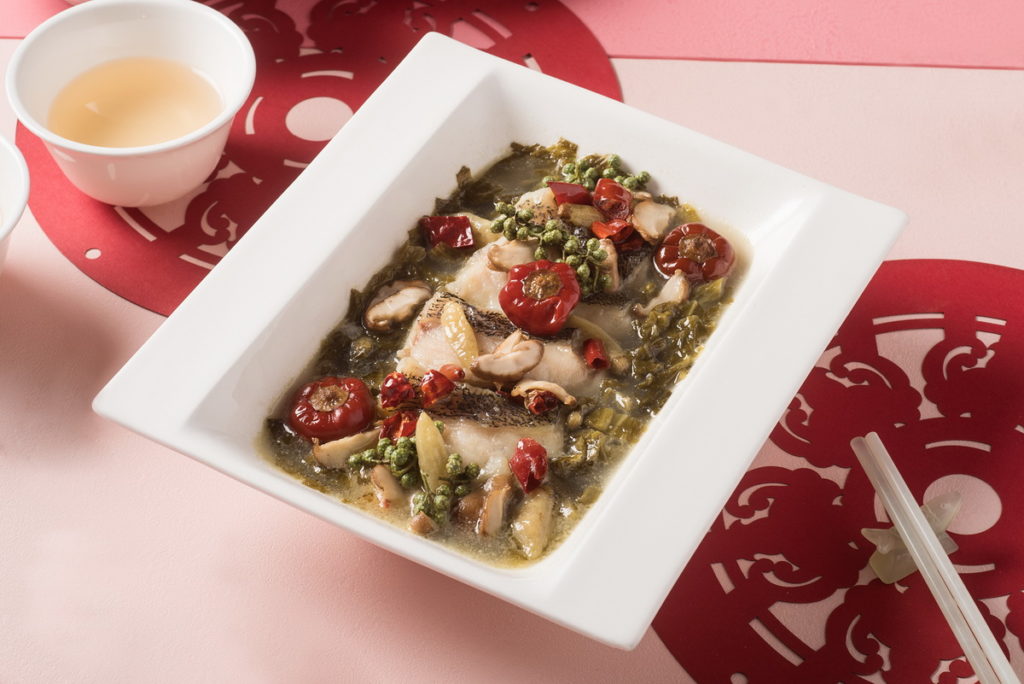 六福萬怡酒店粵亮廣式料理推出酸菜石斑魚，每份售價720元。(圖／六福旅遊集團提供)