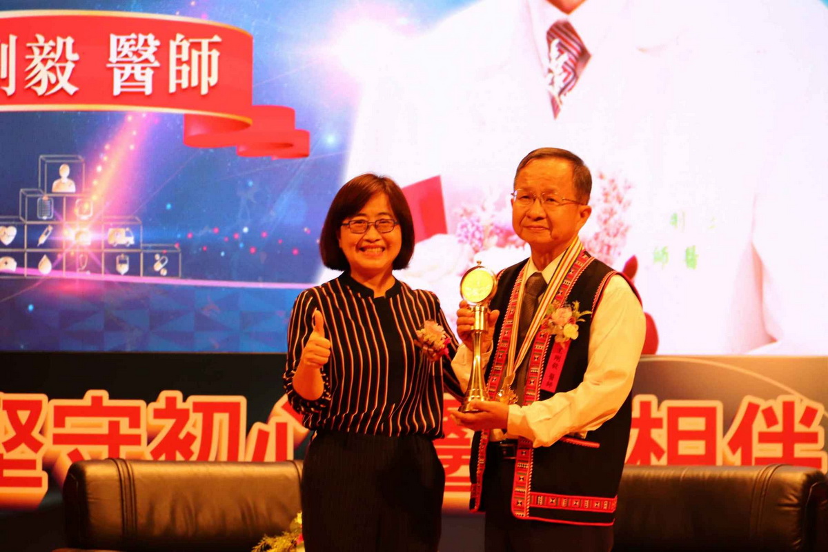 台東基督教醫院牙科醫師王剛毅（右）獲頒第三十二屆醫療奉獻獎，由立法院厚生會副會長林奕華（左）頒發。