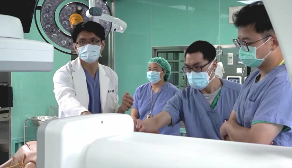 嘉基手術團隊熟悉新設備的操作方式
