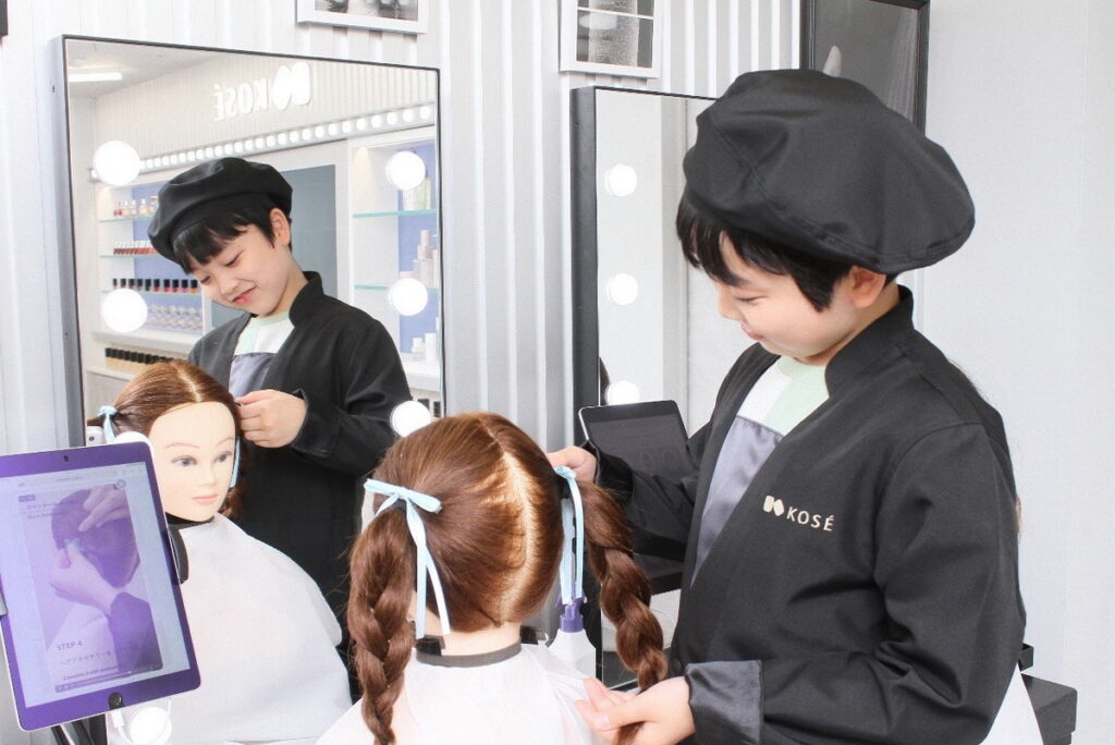2022年10月5日才正式啟用的「美麗工作室」提供小孩學習關於美妝、美髮造型、調製香氛等的工作體驗。（圖片來源：ⒸKCJ GROUP INC.）