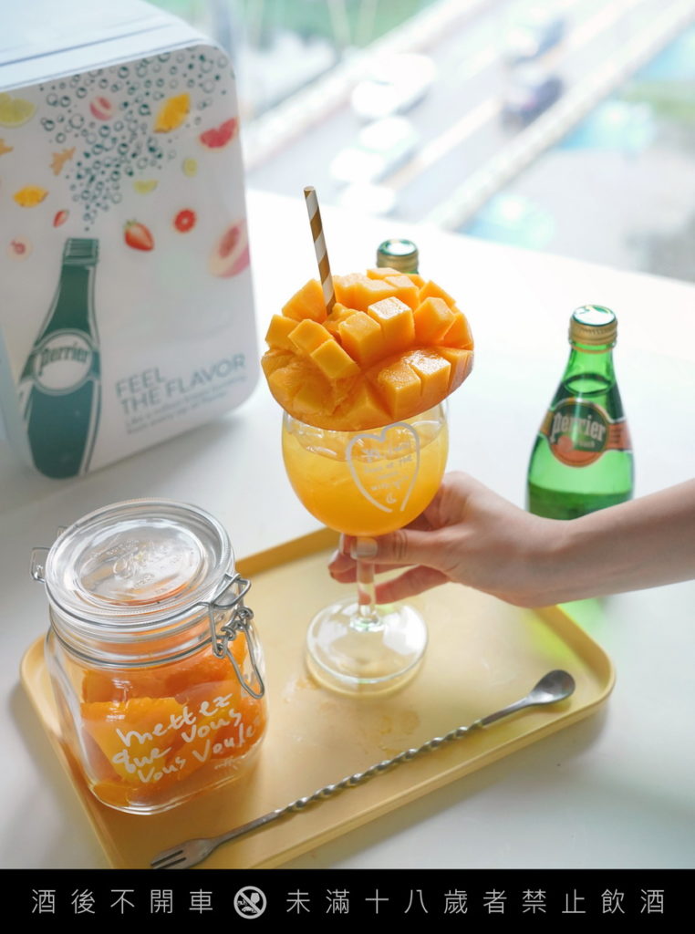 警語-沛綠雅水蜜桃風味氣泡水搭配芒果製成的「秘戀金桃芒」加入琴酒、水蜜桃汁，透出杜松子香氣，美味無與倫比。