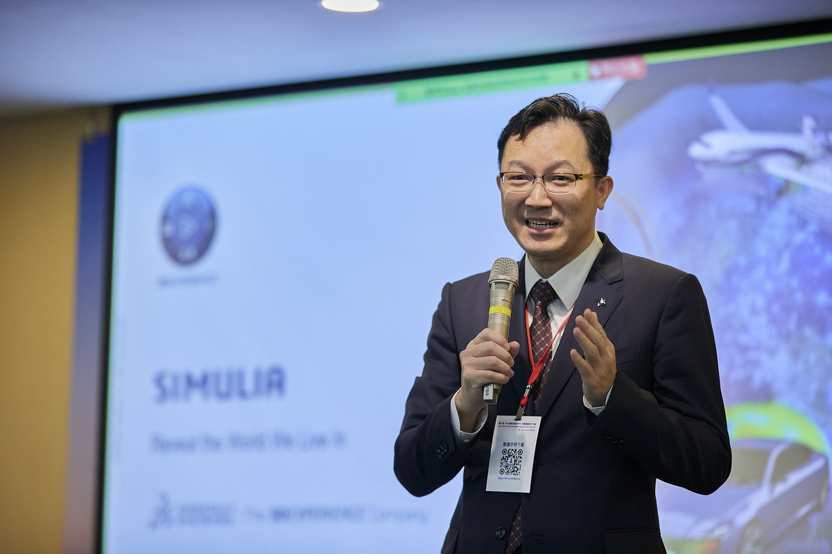 達梭系統臺灣戰略客戶銷售總監張銘輝致詞，分享SIMULIA應用和工程技術領域的最新資訊