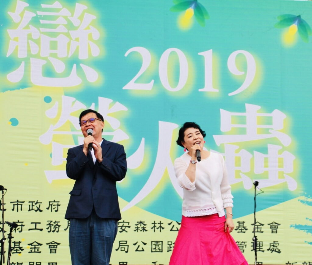 圖為臺北市政府彭振聲副市長與聲樂家簡文秀合唱揭開音樂會序幕