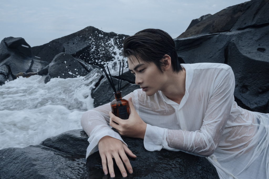 凱渥人氣男模 王庭勻這次特別為NAMUA那木瓦『天堂島Paradise Island』拍攝形象大片
