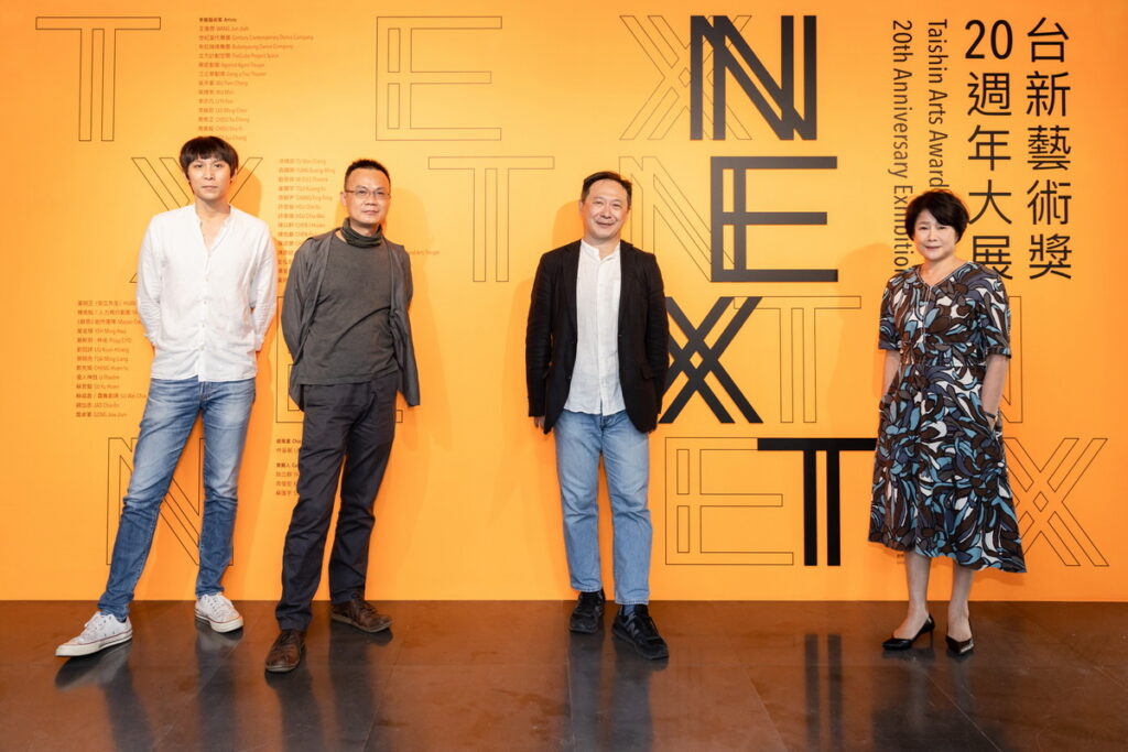 台新藝術獎20週年大展策展團隊合影 右起 林曼麗(總策劃)及三位策展人 姚立群、高俊